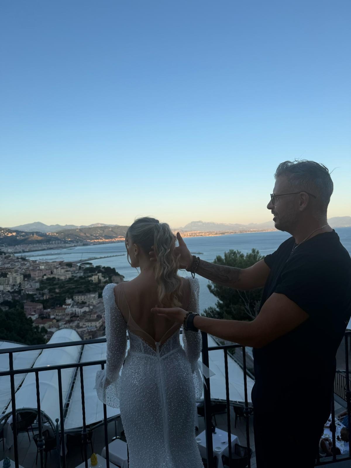 Sistemazione dell'acconciatura della sposa in location sul Golfo di Salerno