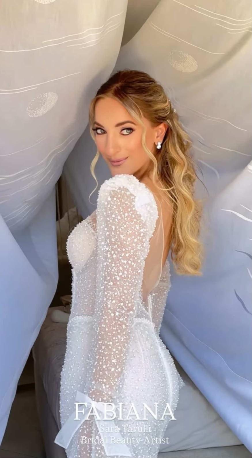 Beauty look sposa: semiraccolto morbido con onde e trucco luminoso