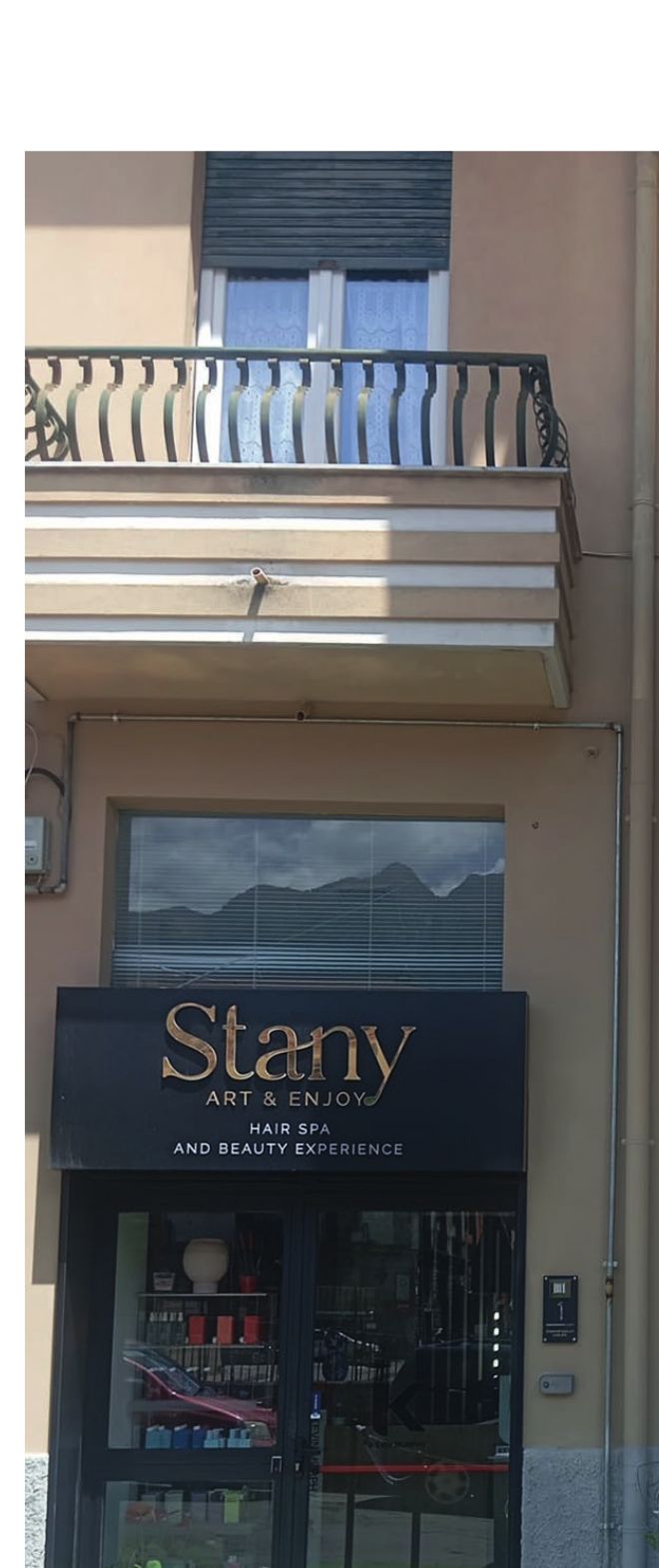 L'ingresso di Stany Art & Enjoy in Via Tommaso di Savoia a Cava de' Tirreni